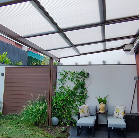 Imagen de una instalación de pérgola bioclimática en una vivienda