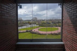 imagen de una instalación de cortinas de cristal