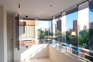 Imagen de una instalación de cortinas de cristal en una terraza