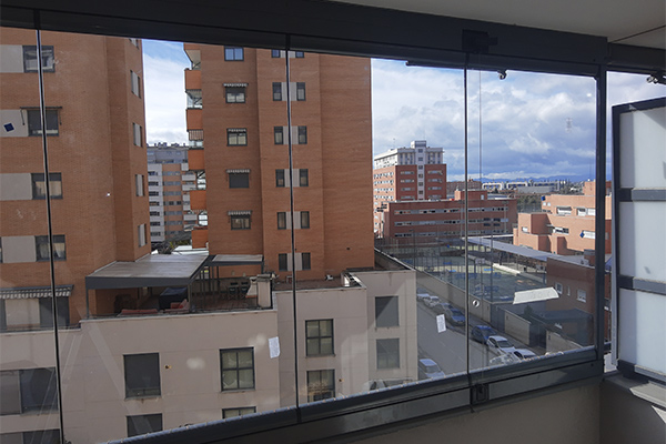 Imagen de una instalación con cortinas de cristal para balcón