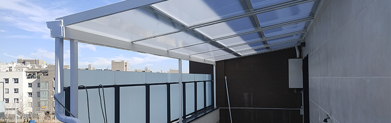 Iamgen de una instalación de cubierta con cortina de cristal