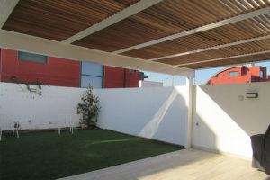 Ejemplo de pérgola de aluminio en un jardín