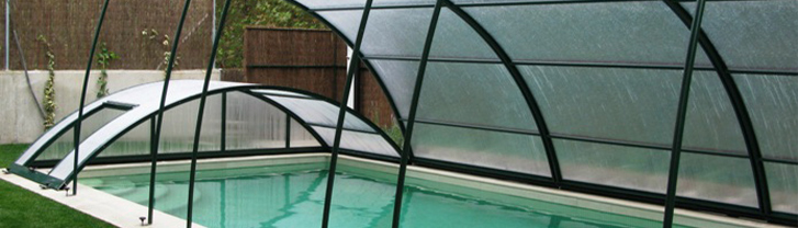 Imagen de una instalación de cubierta de piscina elevable realizada por CyC Expert