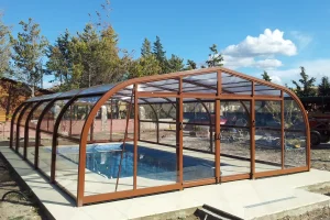 Imagen de una instalación de cubierta para piscina en una vivienda