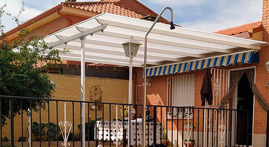 Imagen de una pérgola policarbonato vivienda