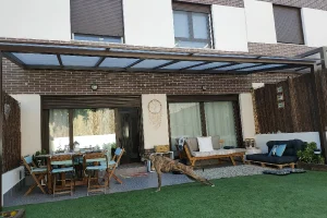 Imagen de una pérgola de policarbonato fabricada por CyC Expert en una vivienda