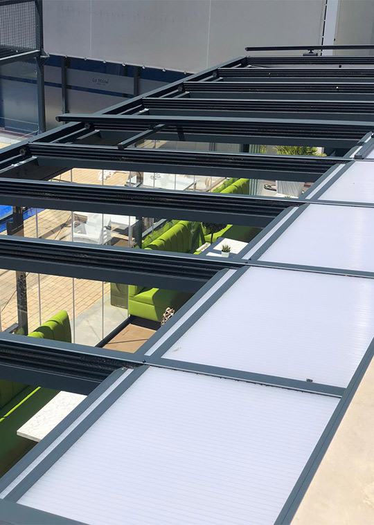 Imagen de una instalación de cortinas de cristal