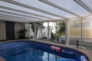 Imagen de una instalación de cubierta para piscina de una vivienda