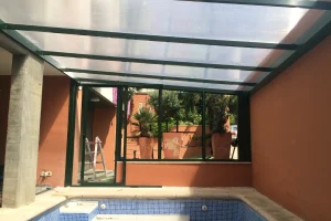 Imagen de una instalación de cubierta para piscina