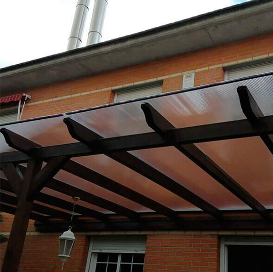 Imagen de una instalación de pérgola bioclimática en una vivienda
