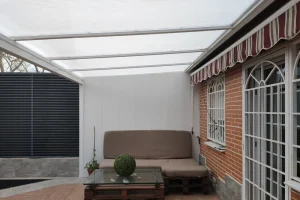 Imagen de una pérgola de policarbonato instalada por CyC Expert