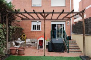 Imagen de una instalación de pérgola de policarbonato en un chalet