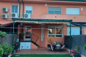 Imagen de una trabajo de pérgola de policarbonato en una vivienda