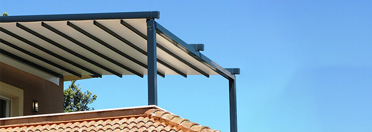 Imagen de una instalación de pérgola de policarbonato en una terraza