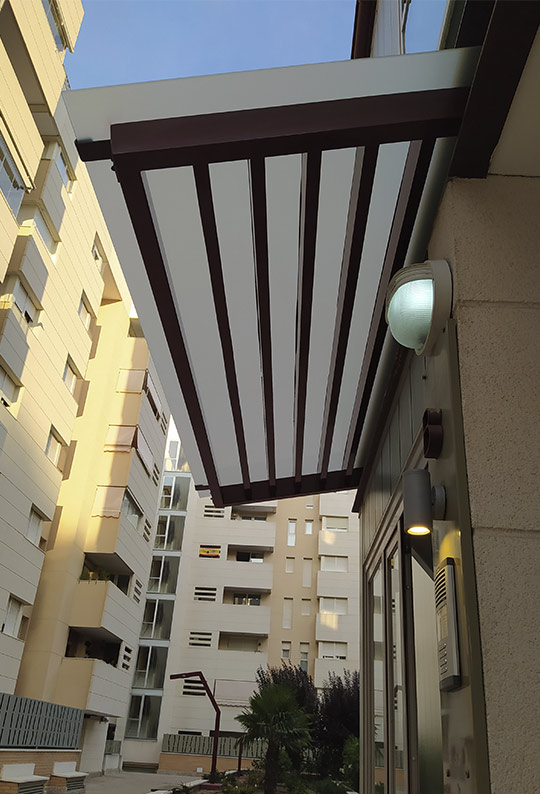 Imagen de una instalación de policarbonato en un edificio