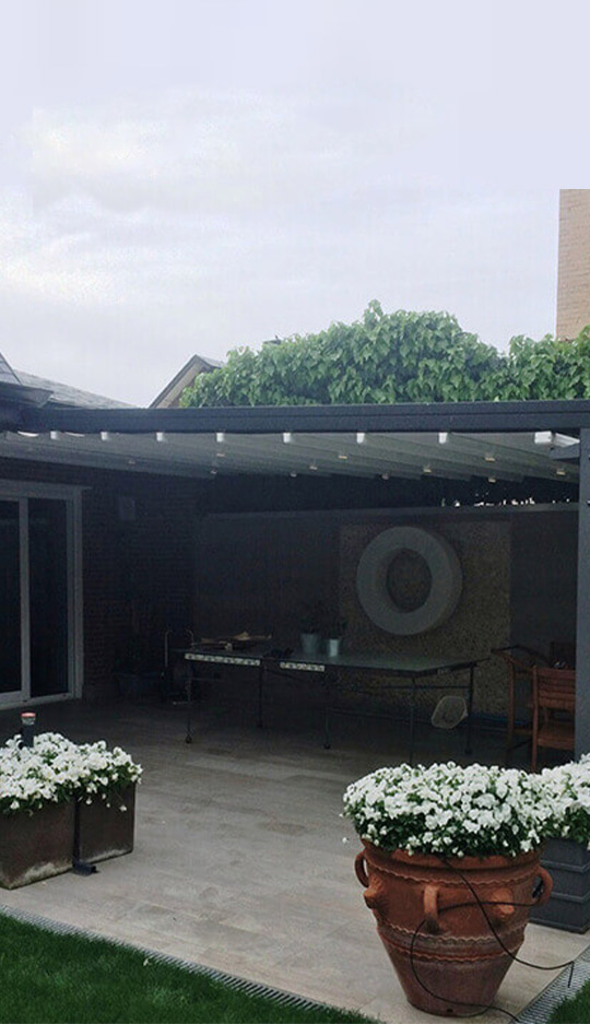 Imagen de una pérgola bioclimática en un jardín