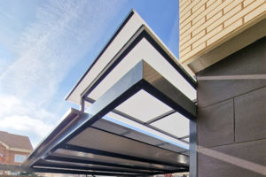 Imagen de una marquesina de Avance 32 instalada por CyC Expert