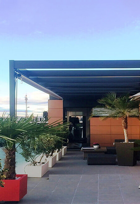 Imagen de una instalación de pérgola de acero en un restaurante