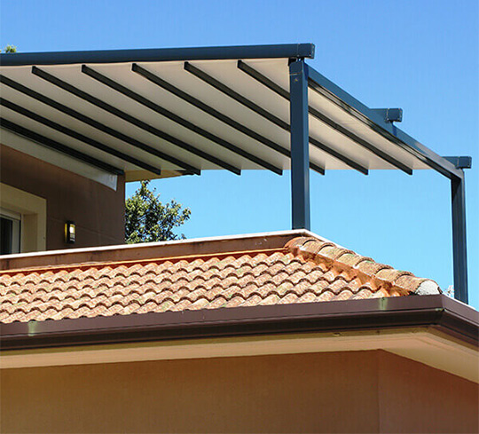 Imagen de una pérgola de acero en una terraza