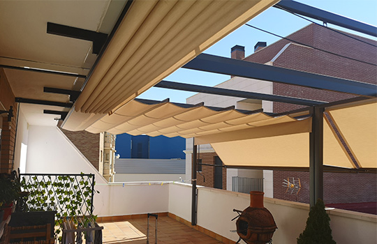 Imagen de una terraza con pérgola de aluminio