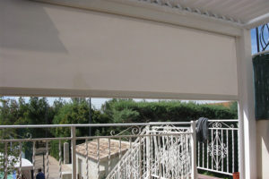 Instalación de pérgola de aluminio en una terraza