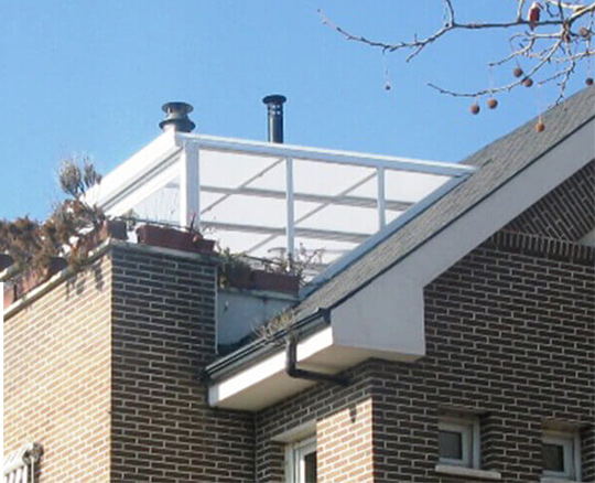 Imagen de una pérgola de policarbonato en una terraza
