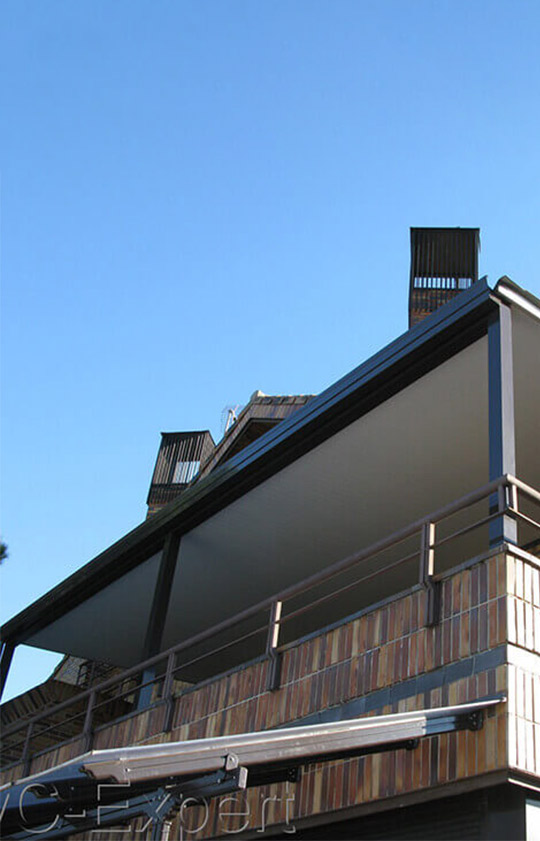 Imagen de una pérgola bioclimática en una terraza