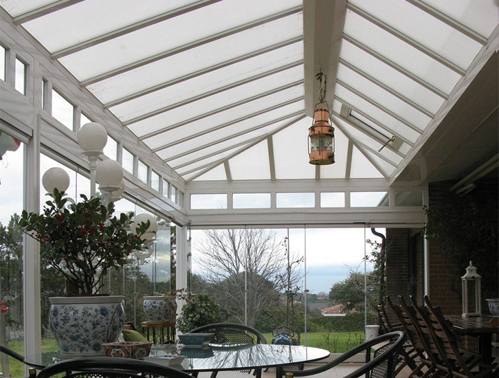 Imagen de una instalación de pérgola de policarbonato en una vivienda