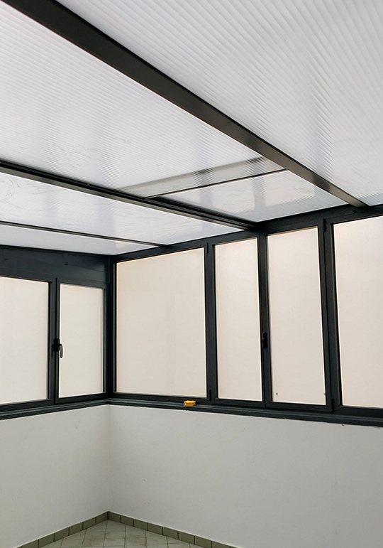 Imagen de una instalación de techo para cerramiento de terrazas instalada por CyC Expert