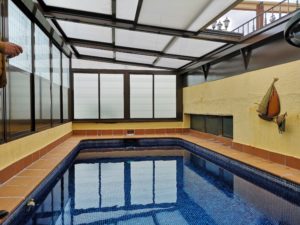 imagen de una instalación de techo móvil en una piscina