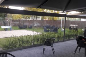 Imagen de una instalación de cortinas de cristal en un restaurante