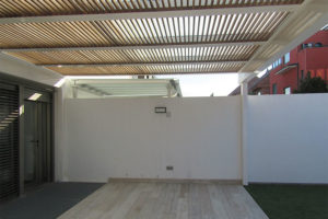 Imagen de una instalación de pérgolas bioclimáticas de CYC Expert en una vivienda