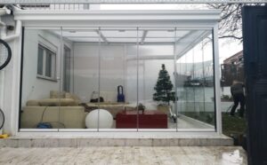 Imagen de una cortina de cristal en una vivienda