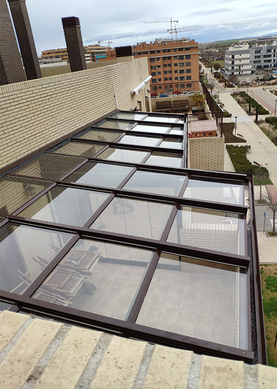 Imagen de una cubierta en la terraza de una vivienda