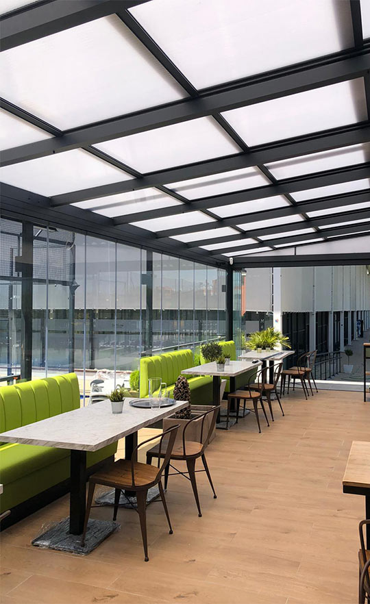 Imagen de una instalación de techo de policarbonato en una restaurante