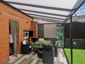 Imagen de una terraza con cerramiento de aluminio en Rivas