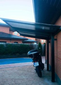 imagen de una marquesina KL para vehículos hecha por cubiertas y terrazas CyC Expert