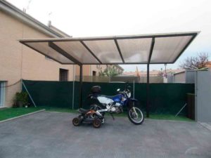 imagen marquesina KL de Cubiertas y terrazas CyC Expert con dos motos debajo protegiéndolas del sol