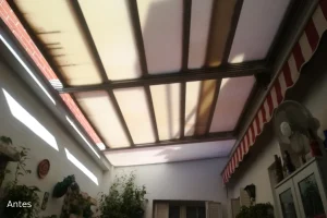 Imagen del antes de una sustitución de un techo de policarbonato en una vivienda