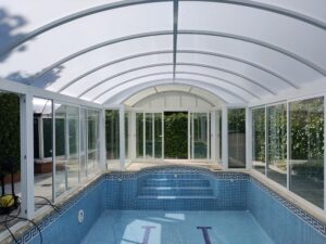 Cubierta de piscina con policarbonato